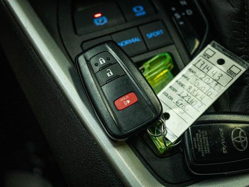 Used 2021 Toyota RAV4 XLE FWD image 22