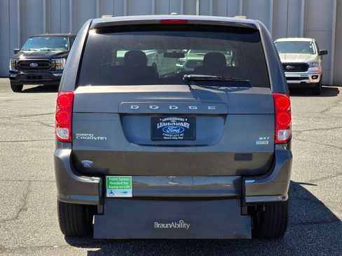 Used 2016 Dodge Grand Caravan SXT FWD image 22