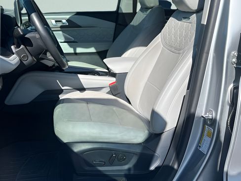 Certified 2025 Ford Explorer Platinum w/ Ultimate Package AWD/4WD image 8