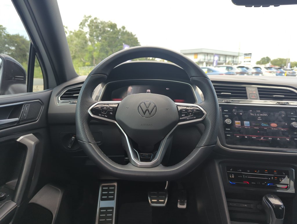 Certified 2023 Volkswagen Tiguan SE R-Line FWD image 17