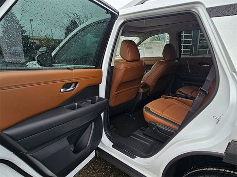 New 2025 Nissan Pathfinder Platinum image 12