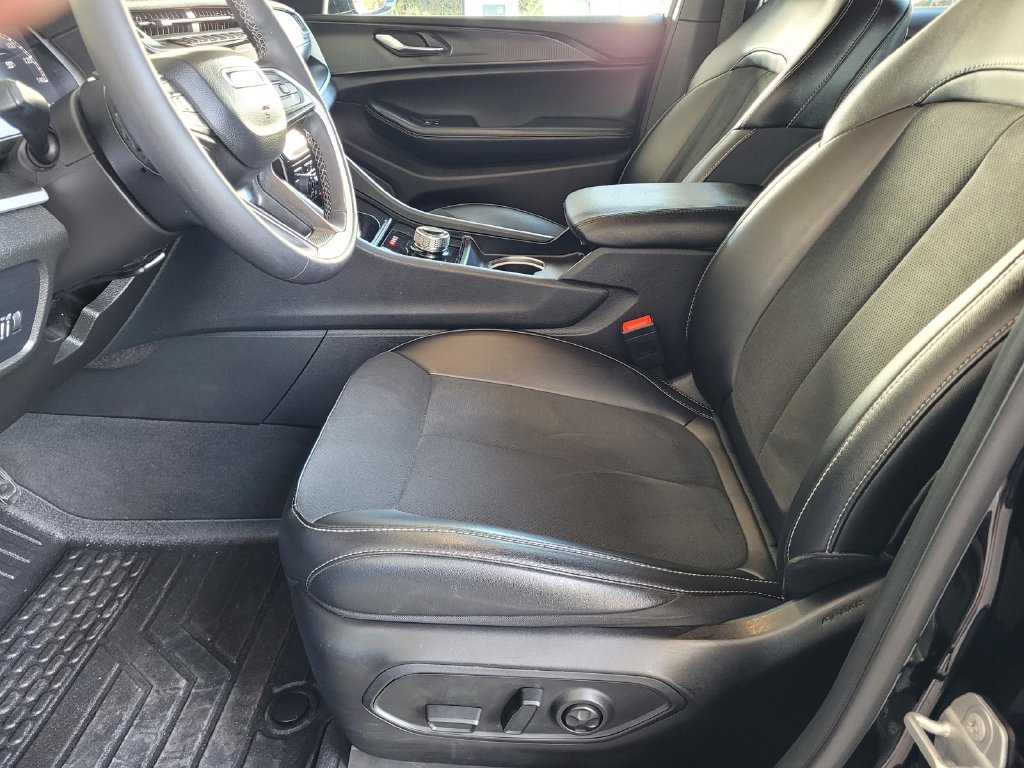 Used 2024 Jeep Grand Cherokee L Altitude AWD/4WD image 12