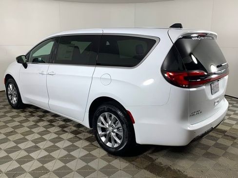New 2026 Chrysler Pacifica Select image 5