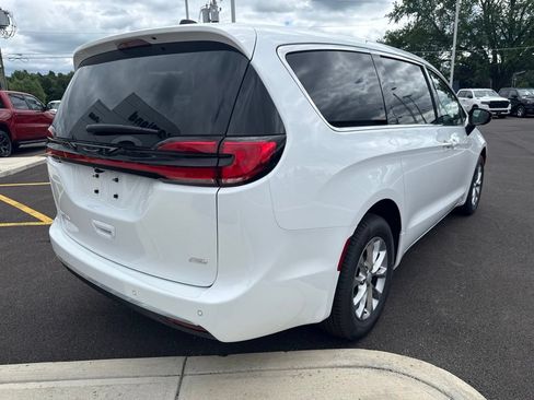 New 2027 Chrysler Pacifica Select AWD/4WD image 8