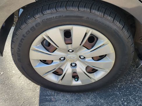 Used 2012 Toyota Yaris LE FWD image 10
