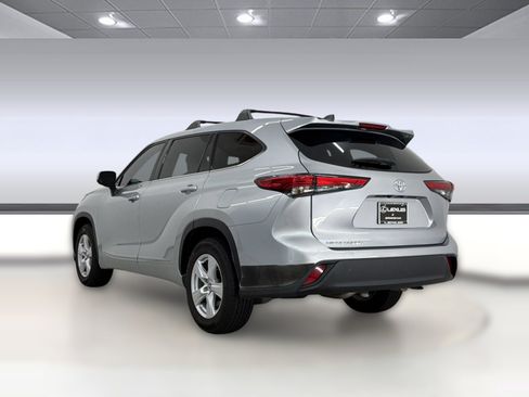 Used 2022 Toyota Highlander L FWD image 3