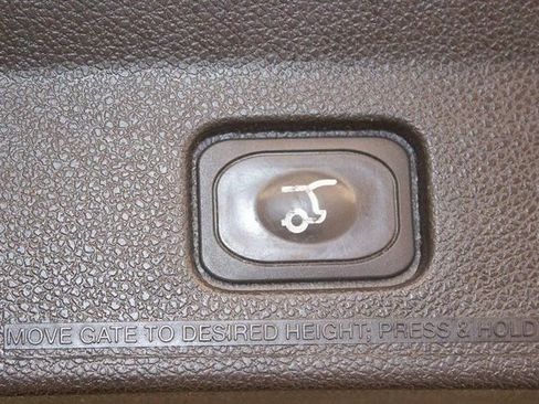 Used 2018 Ford Explorer Platinum image 17