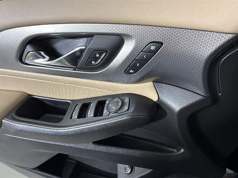 Used 2023 Chevrolet Traverse Premier image 24