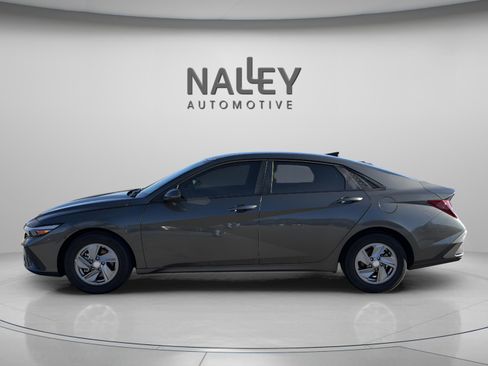 Used 2025 Hyundai Elantra SE image 3