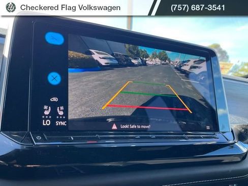 Used 2024 Volkswagen Atlas Cross Sport SE image 39