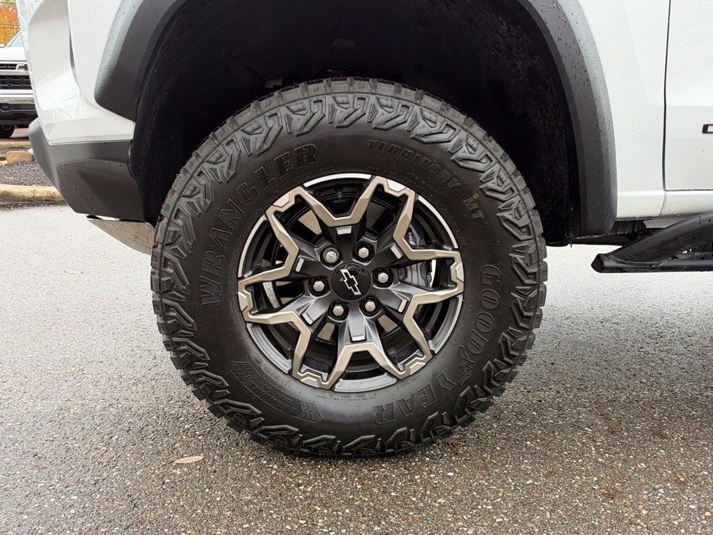 Used 2026 Chevrolet Colorado ZR2 w/ Technology Package AWD/4WD image 11