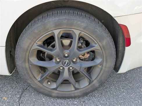 Used 2021 Chrysler Pacifica Touring w/ S Appearance Package image 9