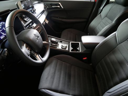 New 2025 Mitsubishi Outlander SE image 4