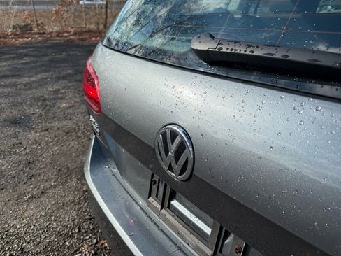 Used 2017 Volkswagen Golf S image 9