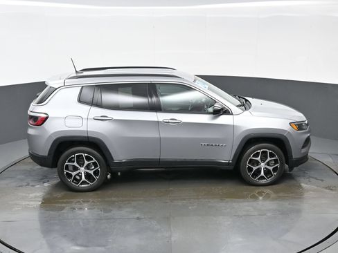 Used 2024 Jeep Compass Latitude AWD/4WD image 41