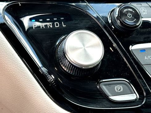 Used 2023 Chrysler Pacifica Touring-L FWD image 16