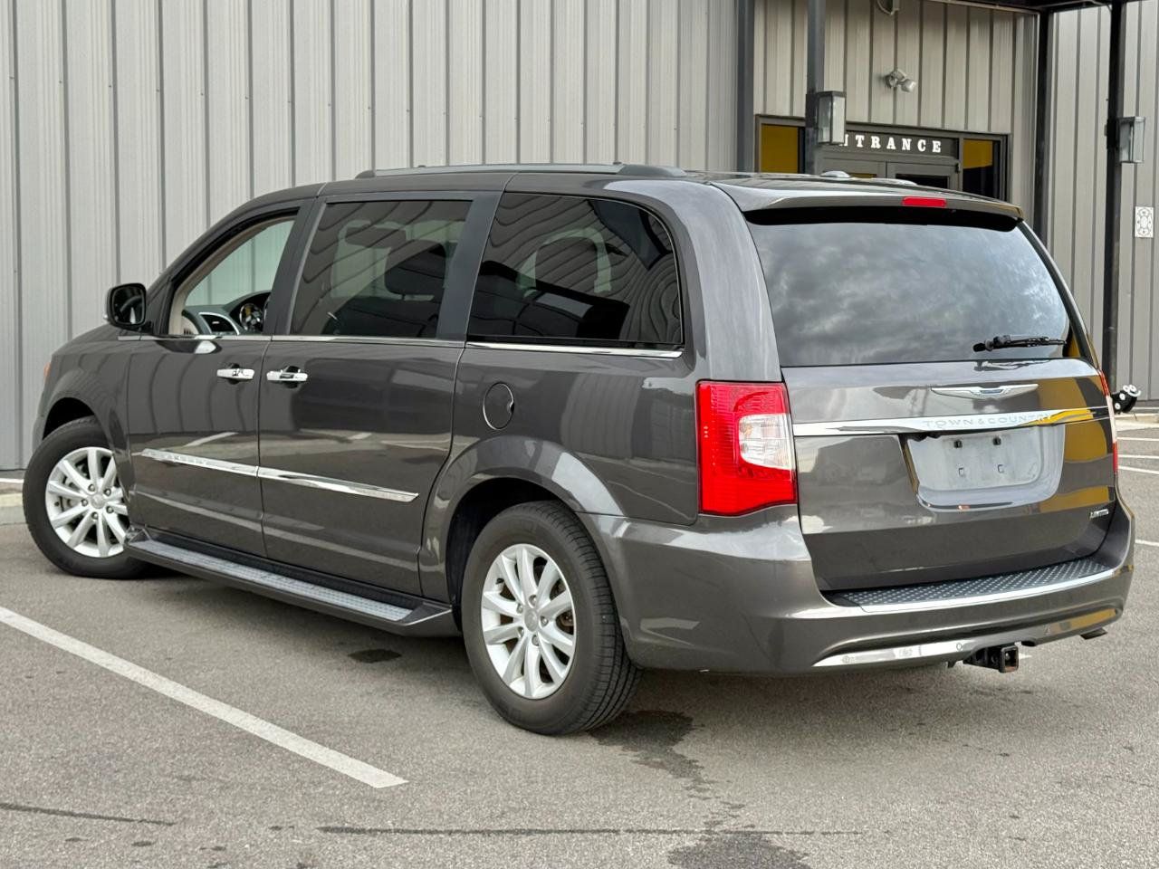 Used 2016 Chrysler Town & Country Limited Platinum w/ Trailer Tow Group FWD image 7