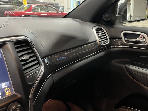 Used 2018 Jeep Grand Cherokee Overland AWD/4WD image 25