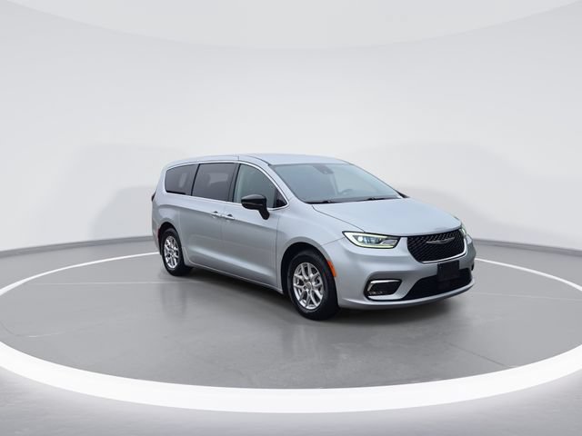 Used 2024 Chrysler Pacifica Touring-L FWD image 2