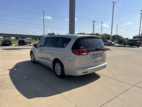 Used 2017 Chrysler Pacifica Touring image 24