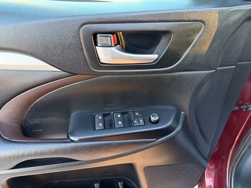Used 2017 Toyota Highlander XLE image 10