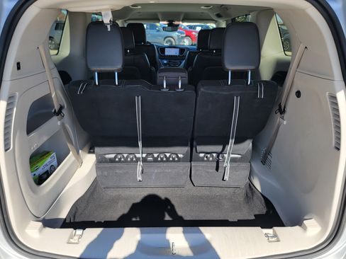Used 2024 Chrysler Pacifica Touring-L image 29