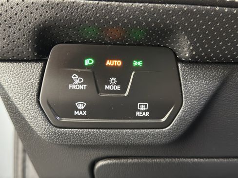 Used 2025 Volkswagen Atlas SE AWD/4WD image 19