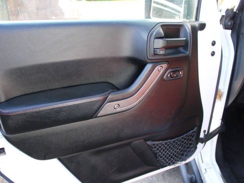 Used 2013 Jeep Wrangler Unlimited Rubicon AWD/4WD image 23