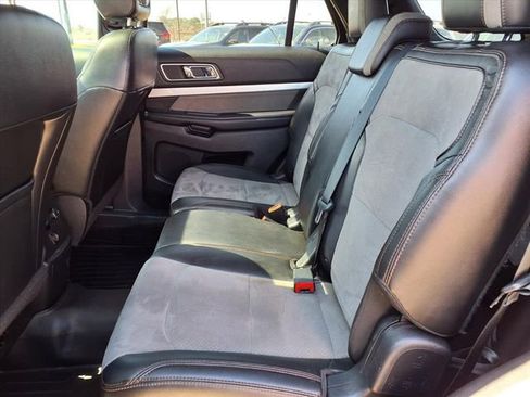 Used 2017 Ford Explorer XLT w/ Equipment Group 202A image 9