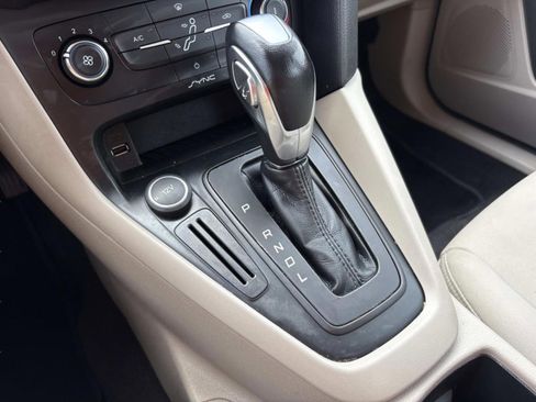 Used 2015 Ford Focus SE FWD image 32