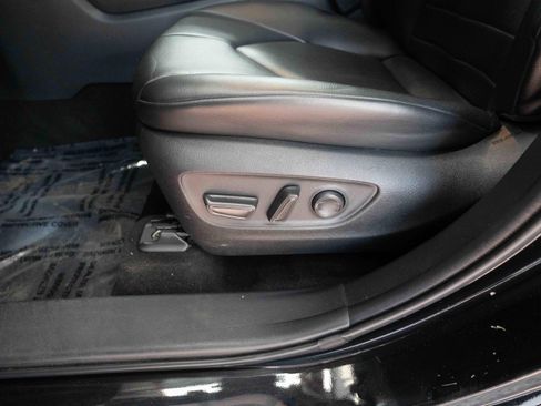 Used 2023 Toyota Highlander XLE image 12