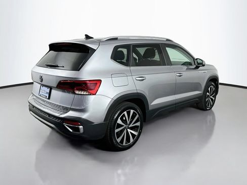 Used 2022 Volkswagen Taos SE w/ Panoramic Sunroof Package FWD image 8