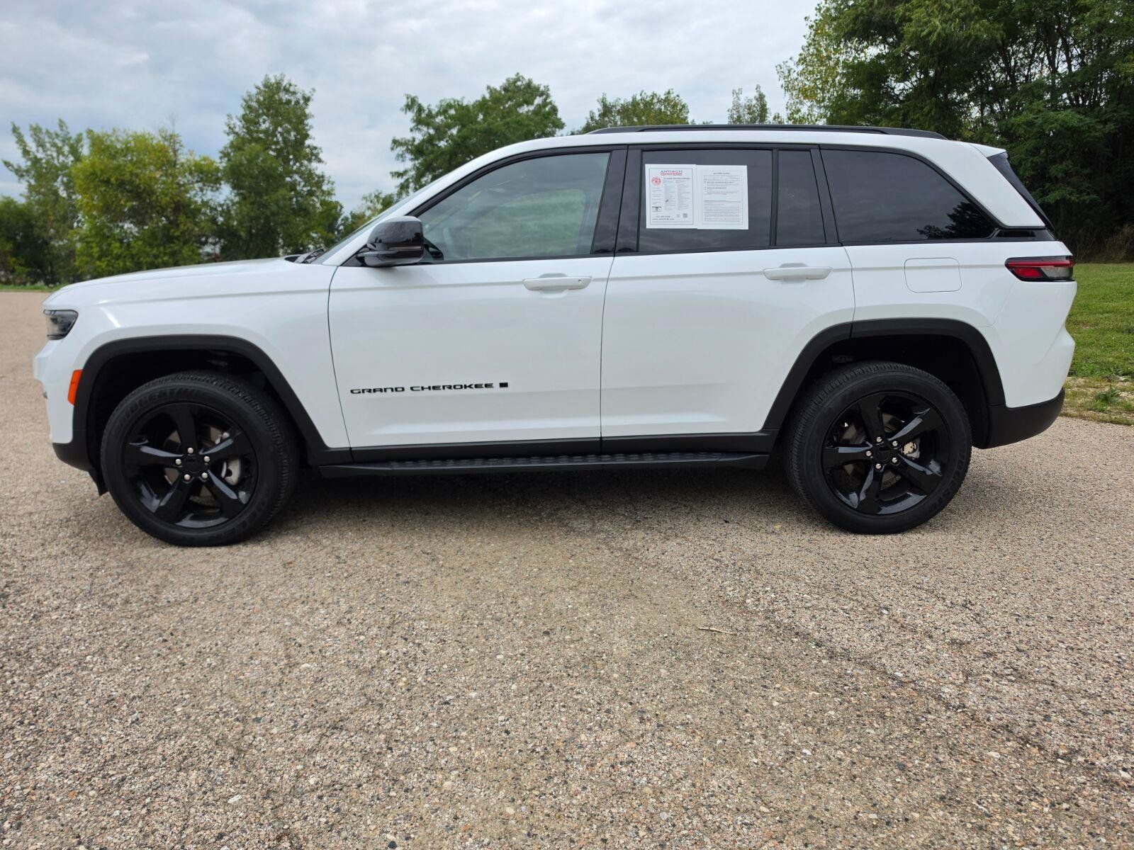 Used 2025 Jeep Grand Cherokee Altitude AWD/4WD image 5