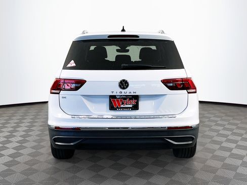 Used 2022 Volkswagen Tiguan SE w/ Panoramic Sunroof Package image 18