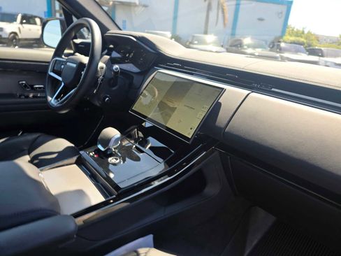 Used 2025 Land Rover Range Rover Sport SE image 12