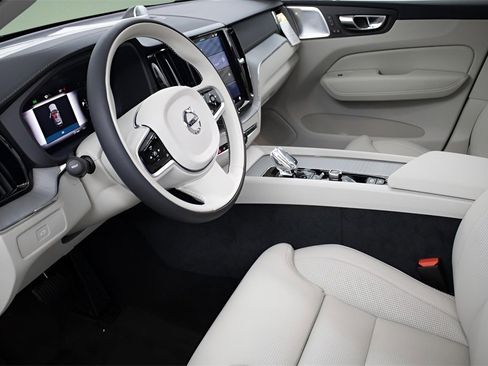 New 2025 Volvo XC60 B5 Ultra w/ Climate Package image 27