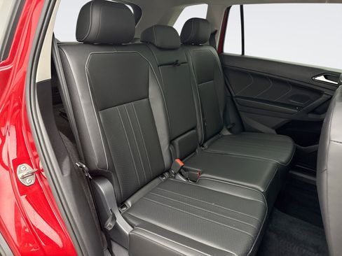 Used 2024 Volkswagen Tiguan SE AWD/4WD image 18