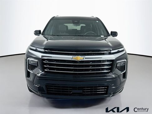 Used 2025 Chevrolet Traverse High Country AWD/4WD image 2