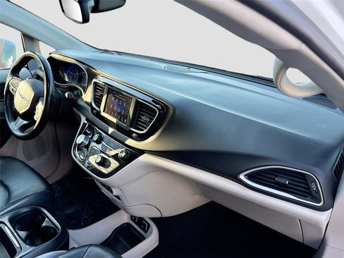 Used 2018 Chrysler Pacifica Touring-L image 32