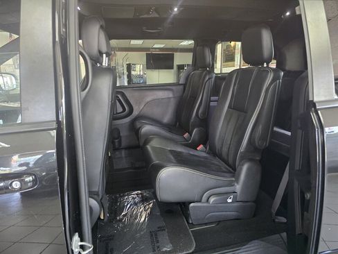 Used 2017 Dodge Grand Caravan SXT w/ Driver Convenience Group FWD image 10