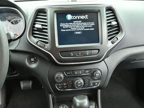 Used 2022 Jeep Cherokee Trailhawk w/ Premium Leather Package AWD/4WD image 22