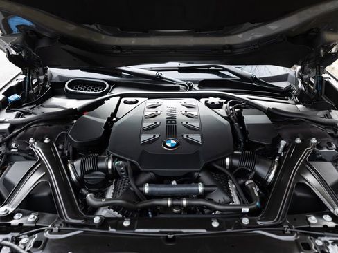 Used 2024 BMW 760i xDrive w/ Premium Package 2 image 15