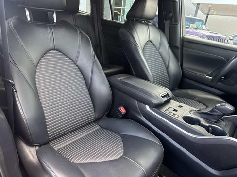 Used 2023 Toyota Highlander XSE FWD image 12