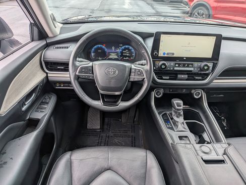 Used 2024 Toyota Grand Highlander Limited image 28