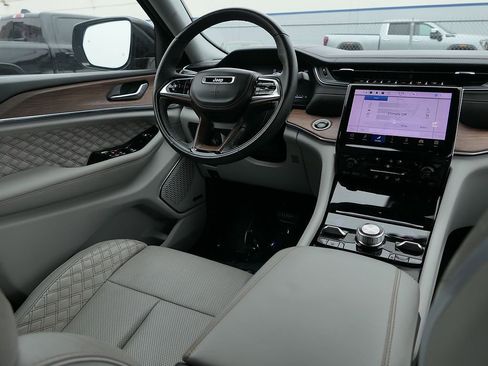 Used 2023 Jeep Grand Cherokee Summit w/ Luxury Tech Group V AWD/4WD image 24