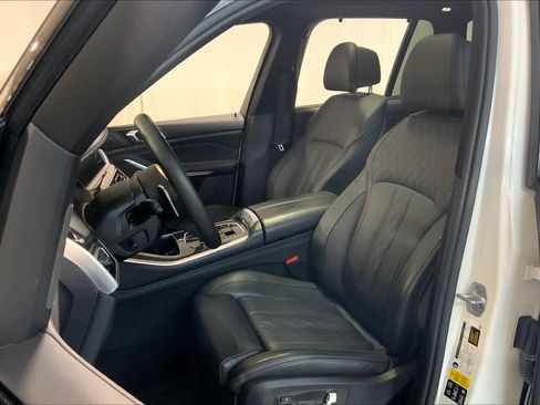 Used 2021 BMW X5 M50i image 8