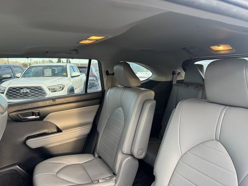 Used 2021 Toyota Highlander XLE image 5