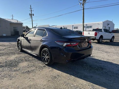Used 2022 Toyota Camry SE image 3