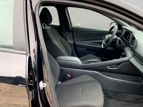 Used 2025 Hyundai Elantra Sport FWD image 9