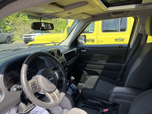 Used 2014 Jeep Patriot Latitude w/ Sun/Sound Group AWD/4WD image 15